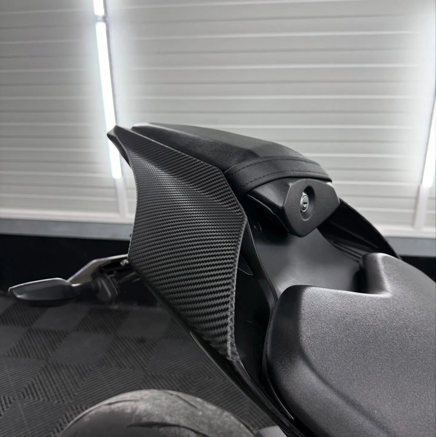 Ecope arrière carbone R1